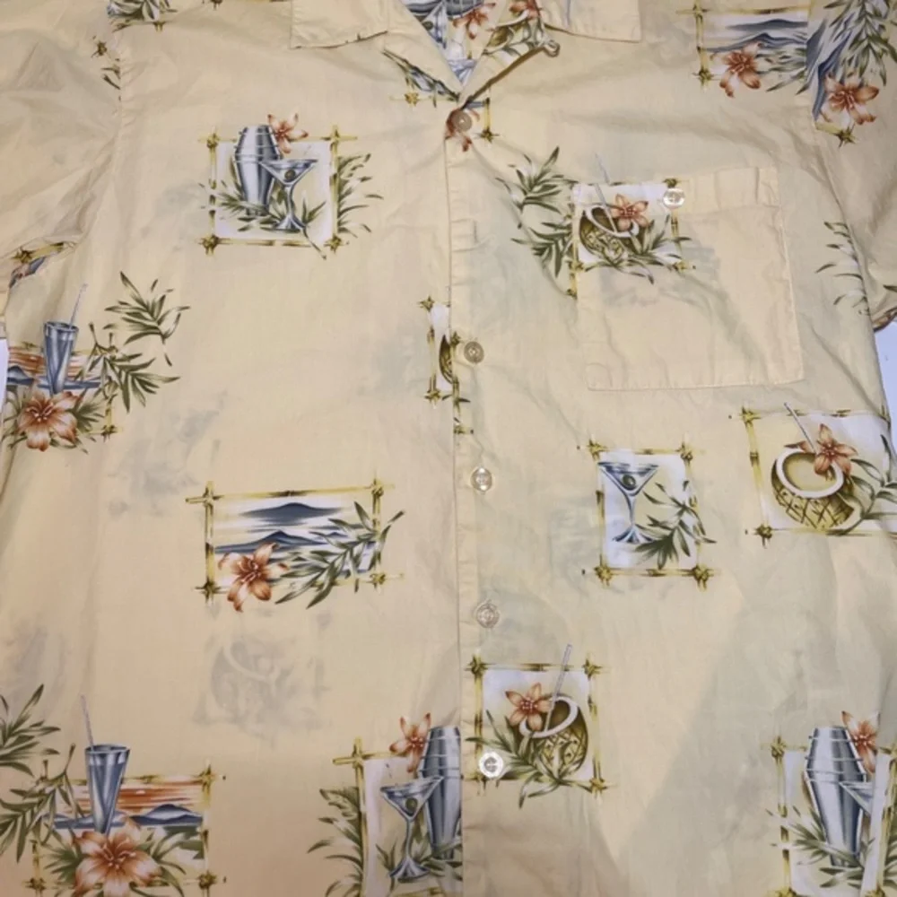 WEEKENDER MENS HAWAIIAN Tropical Drinks Size Large‎ Yellow Short Sleeve Shirt.
